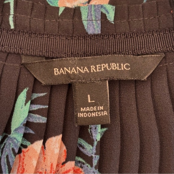 Banana Republic Sleeveless Pleated Neck Blouse Tropical Dark Floral Black Large - Picture 8 of 10